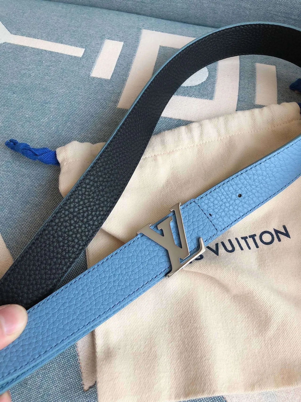 Louis Vuitton LV हल्का नीला पेबल्ड लेदर बेल्ट 5