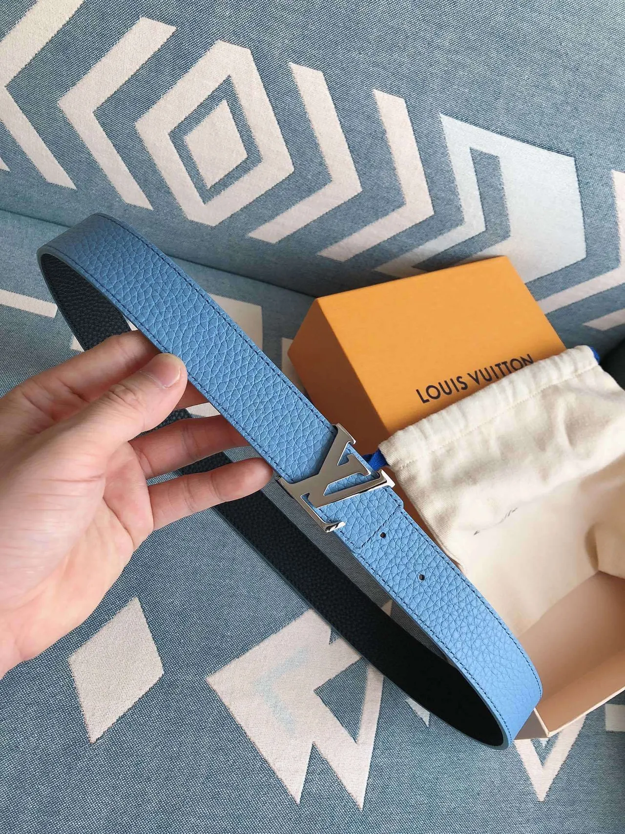 Louis Vuitton LV हल्का नीला पेबल्ड लेदर बेल्ट 6