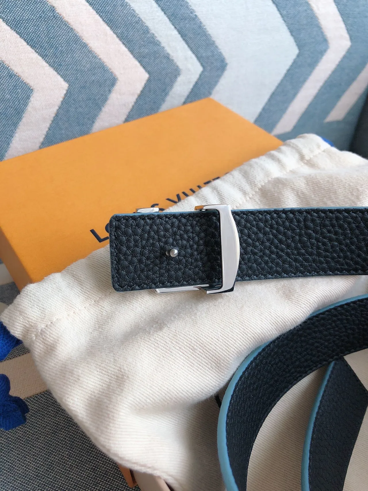 Louis Vuitton LV हल्का नीला पेबल्ड लेदर बेल्ट 7