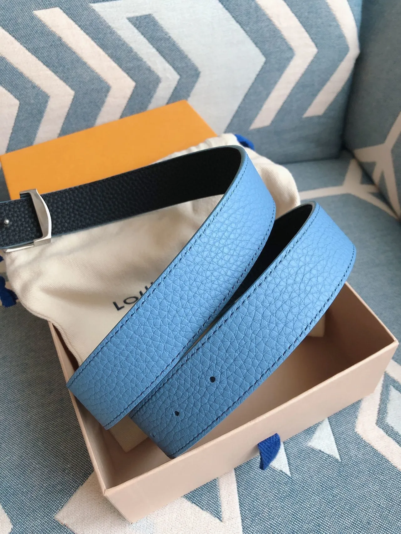 Louis Vuitton LV हल्का नीला पेबल्ड लेदर बेल्ट 8