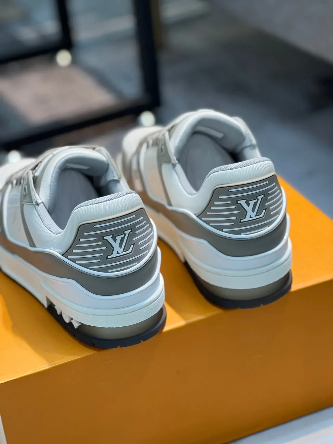 Louis Vuitton LV Trainer Beige Gray Zapatillas lifestyle de cuero y sintético superpuesto paneles Monogram embossados 2