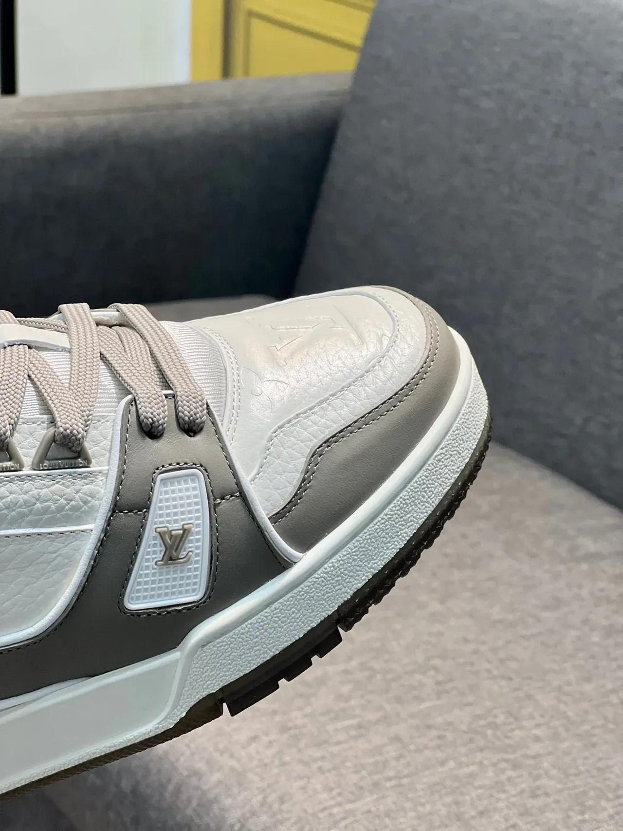 Louis Vuitton LV Trainer Beige Gray Zapatillas lifestyle de cuero y sintético superpuesto paneles Monogram embossados 3