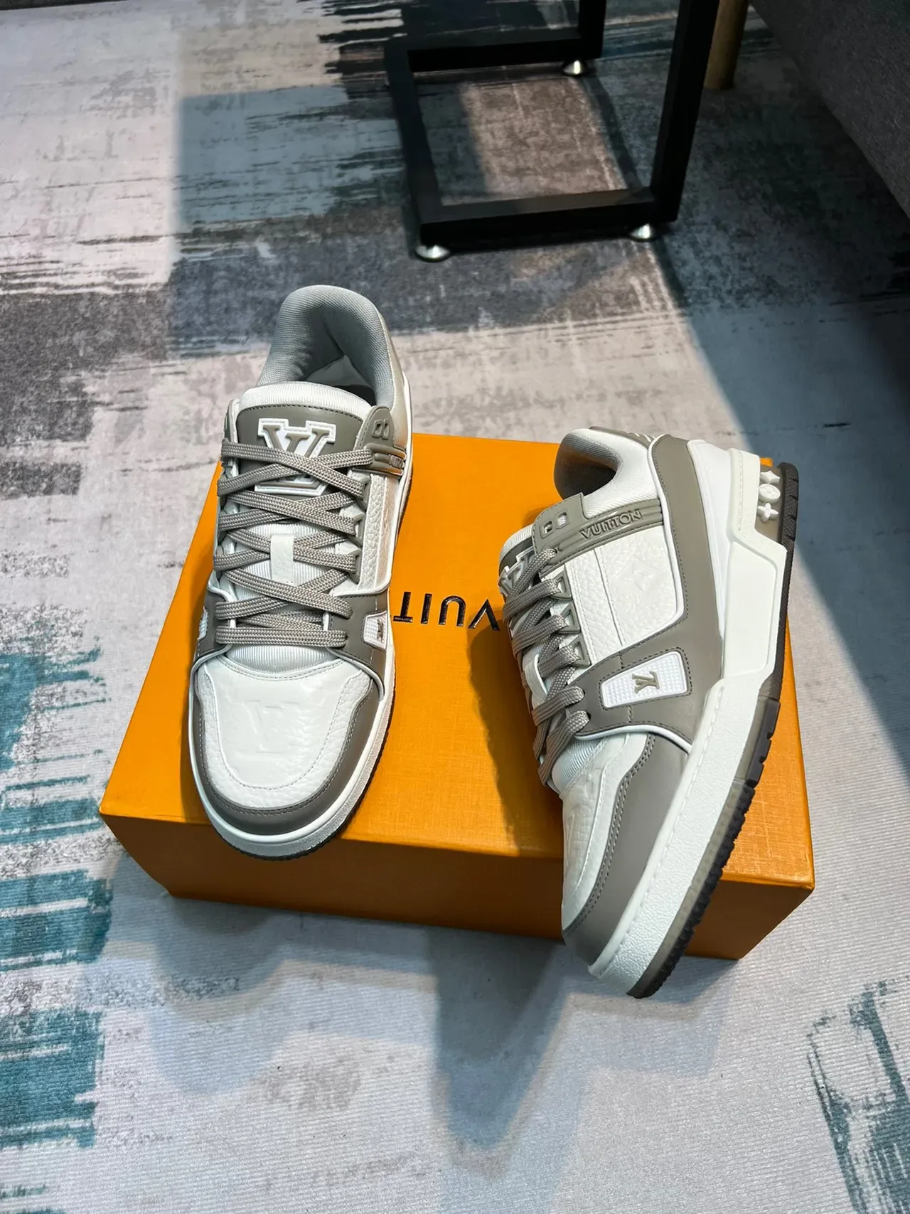 Louis Vuitton LV Trainer Beige Gray Zapatillas lifestyle de cuero y sintético superpuesto paneles Monogram embossados 4