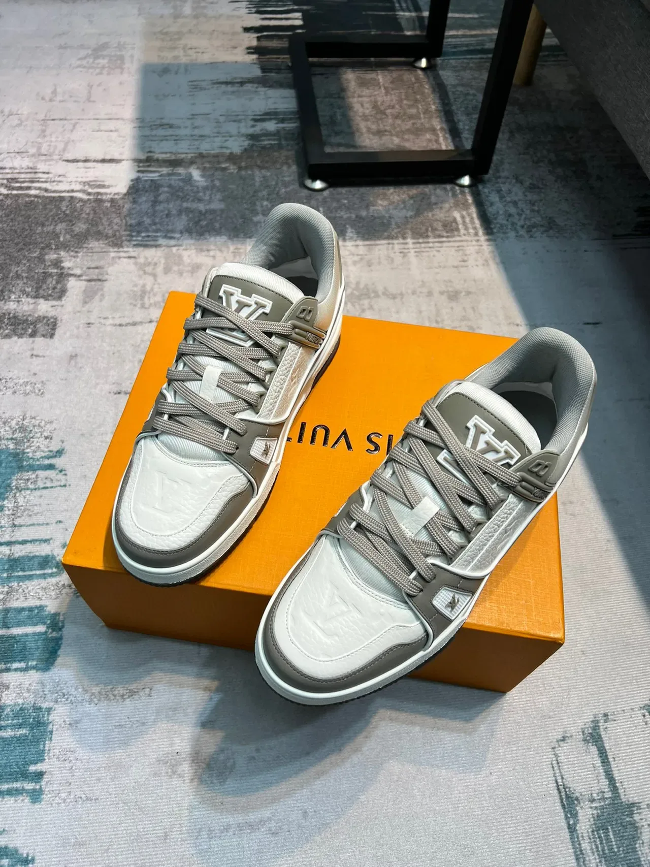 Louis Vuitton LV Trainer Beige Gray Zapatillas lifestyle de cuero y sintético superpuesto paneles Monogram embossados 5