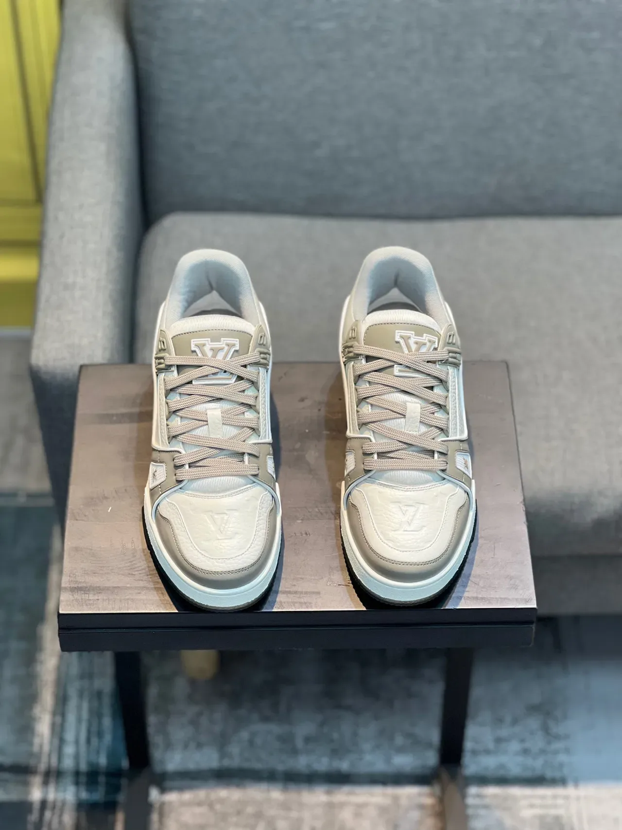 Louis Vuitton LV Trainer Beige Gray Zapatillas lifestyle de cuero y sintético superpuesto paneles Monogram embossados 6