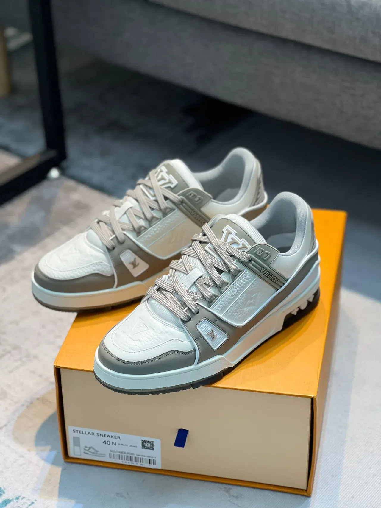 Louis Vuitton LV Trainer Beige Gray Zapatillas lifestyle de cuero y sintético superpuesto paneles Monogram embossados 7