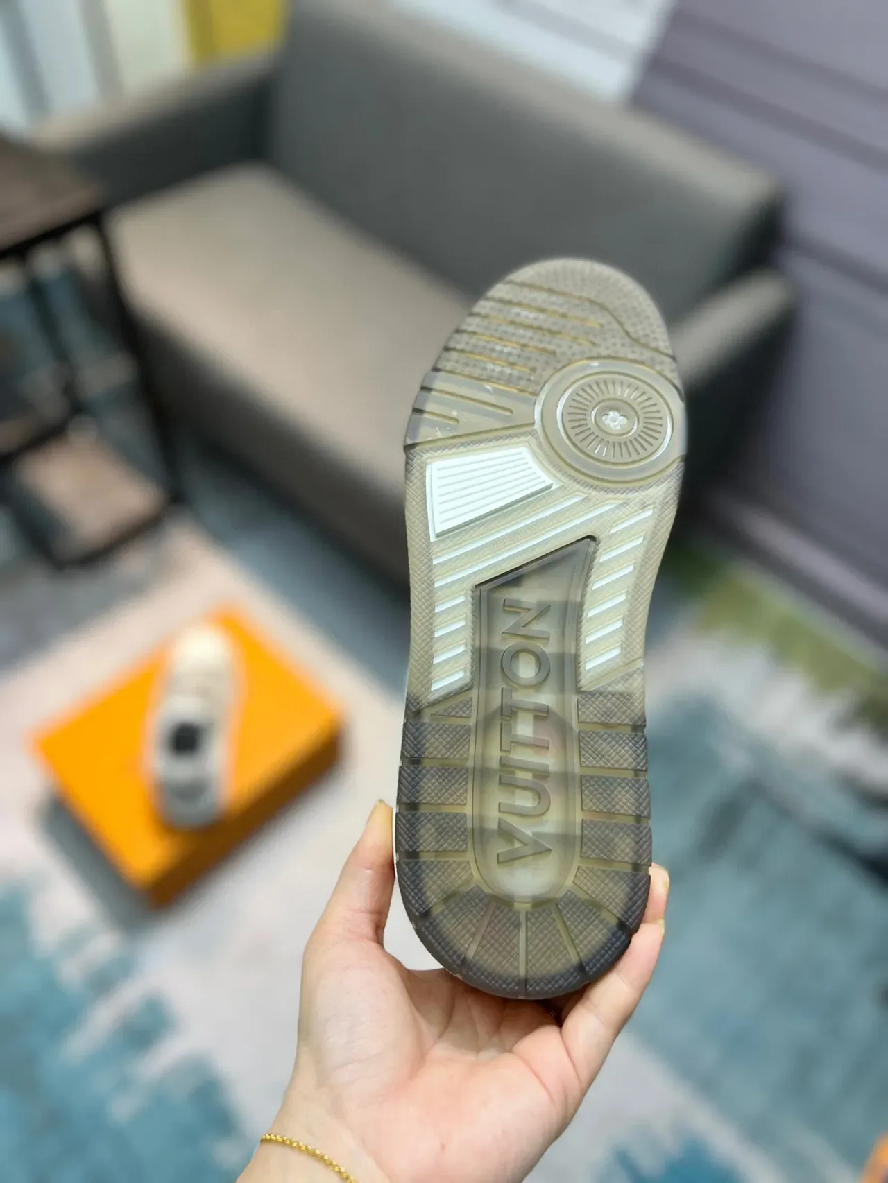 Louis Vuitton LV Trainer Beige Gray Zapatillas lifestyle de cuero y sintético superpuesto paneles Monogram embossados 8