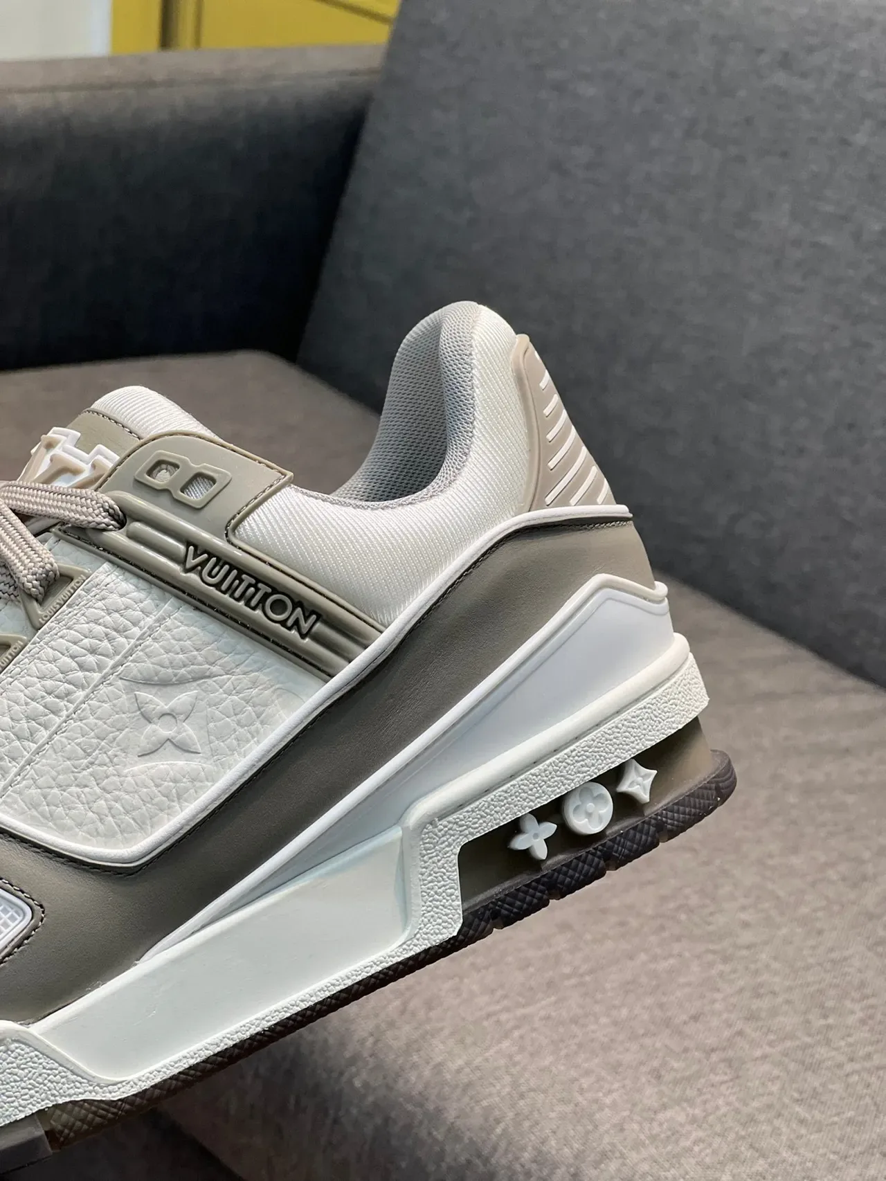 Louis Vuitton LV Trainer Beige Gray Zapatillas lifestyle de cuero y sintético superpuesto paneles Monogram embossados 9