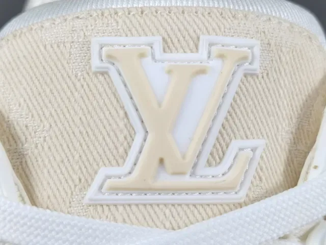 Louis Vuitton LV Trainer Beige Blanco Capa Textil Superior Detalle Correa Monogramada Sneakers Lifestyle 2