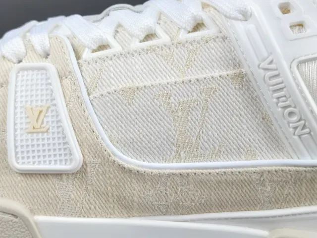 Louis Vuitton LV Trainer Beige Blanco Capa Textil Superior Detalle Correa Monogramada Sneakers Lifestyle 3