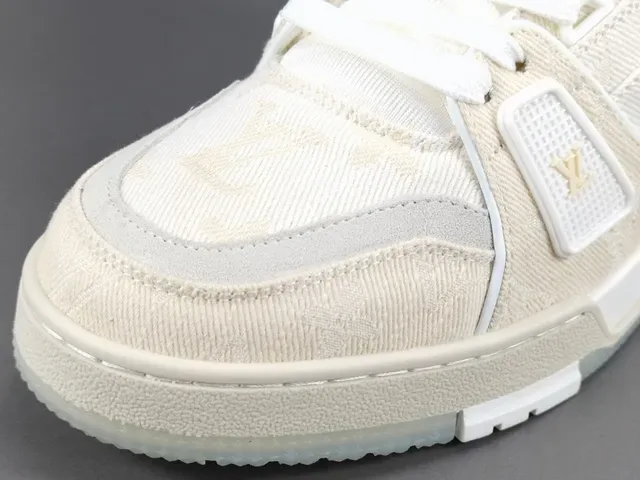 Louis Vuitton LV Trainer Beige Blanco Capa Textil Superior Detalle Correa Monogramada Sneakers Lifestyle 4