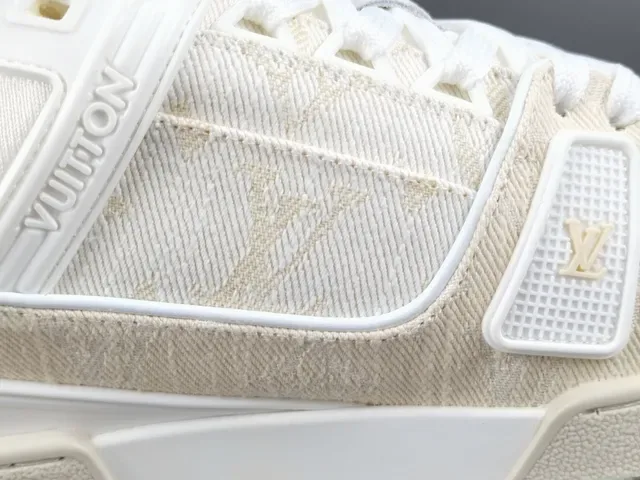 Louis Vuitton LV Trainer Beige Blanco Capa Textil Superior Detalle Correa Monogramada Sneakers Lifestyle 5