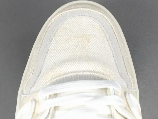 Louis Vuitton LV Trainer Beige Blanco Capa Textil Superior Detalle Correa Monogramada Sneakers Lifestyle 6