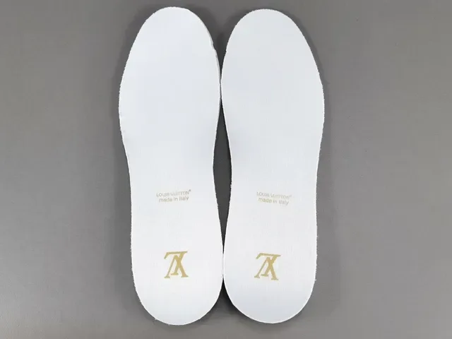 Louis Vuitton LV Trainer Beige Blanco Capa Textil Superior Detalle Correa Monogramada Sneakers Lifestyle 7