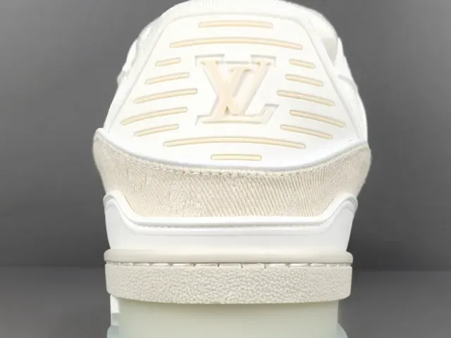Louis Vuitton LV Trainer Beige Blanco Capa Textil Superior Detalle Correa Monogramada Sneakers Lifestyle 8