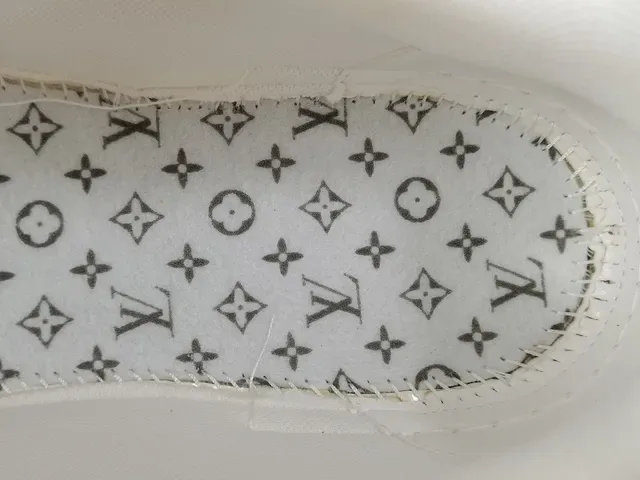 Louis Vuitton LV Trainer Beige Blanco Capa Textil Superior Detalle Correa Monogramada Sneakers Lifestyle 9