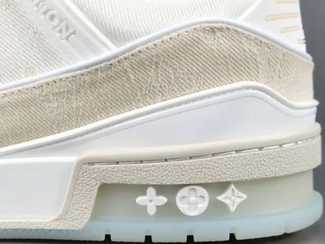 Louis Vuitton LV Trainer Beige Blanco Capa Textil Superior Detalle Correa Monogramada Sneakers Lifestyle 10