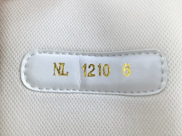 Louis Vuitton LV Trainer Beige Blanco Capa Textil Superior Detalle Correa Monogramada Sneakers Lifestyle 11
