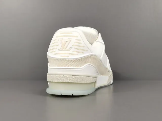 Louis Vuitton LV Trainer Beige Blanco Capa Textil Superior Detalle Correa Monogramada Sneakers Lifestyle 12