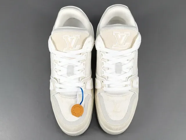 Louis Vuitton LV Trainer Beige Blanco Capa Textil Superior Detalle Correa Monogramada Sneakers Lifestyle 13
