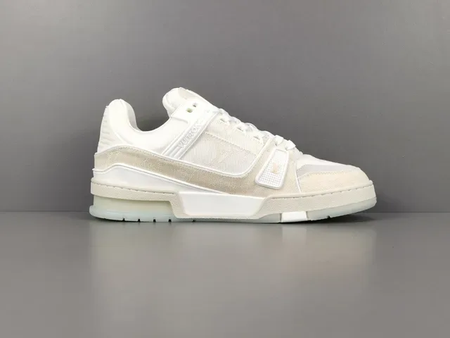 Louis Vuitton LV Trainer Beige Blanco Capa Textil Superior Detalle Correa Monogramada Sneakers Lifestyle 14