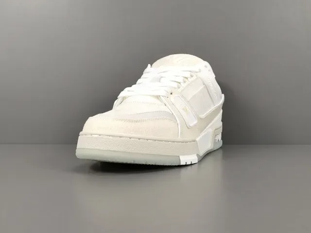Louis Vuitton LV Trainer Beige Blanco Capa Textil Superior Detalle Correa Monogramada Sneakers Lifestyle 15
