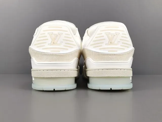 Louis Vuitton LV Trainer Beige Blanco Capa Textil Superior Detalle Correa Monogramada Sneakers Lifestyle 16