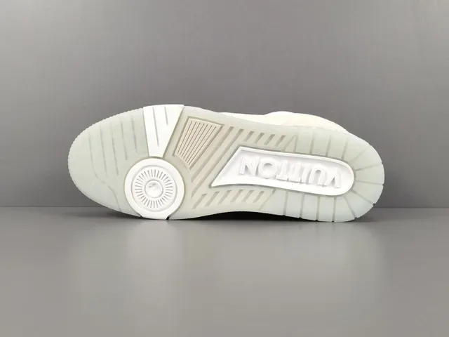 Louis Vuitton LV Trainer Beige Blanco Capa Textil Superior Detalle Correa Monogramada Sneakers Lifestyle 17