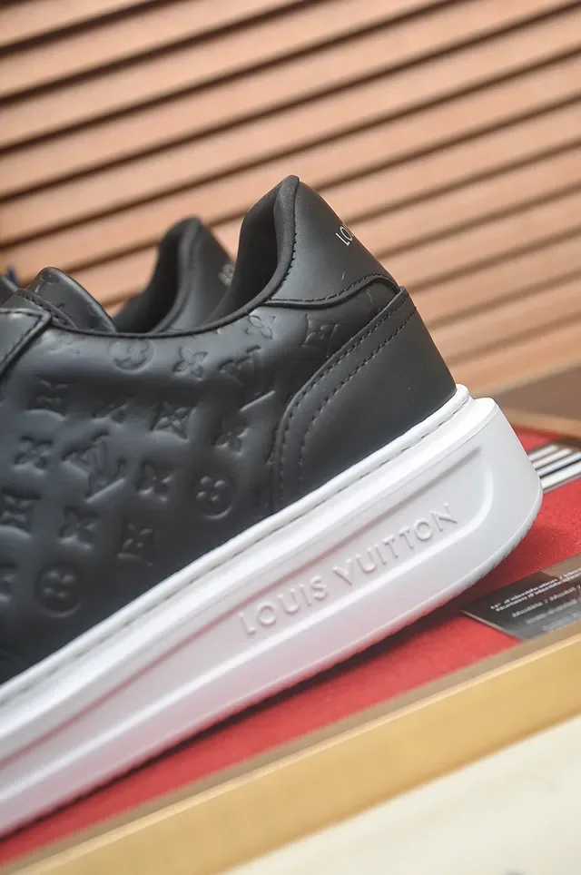 Louis Vuitton LV Trainer Chaussures Lifestyle Noir et Blanc Cuir Monogram Embossé Low-Top 2