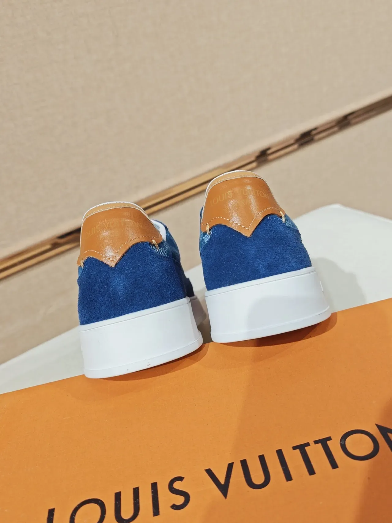 Louis Vuitton LV Trainer Tênis Lifestyle Azul Bege Camurça e Painel Damier Check com Painel Embossado Monogram Midsole 3