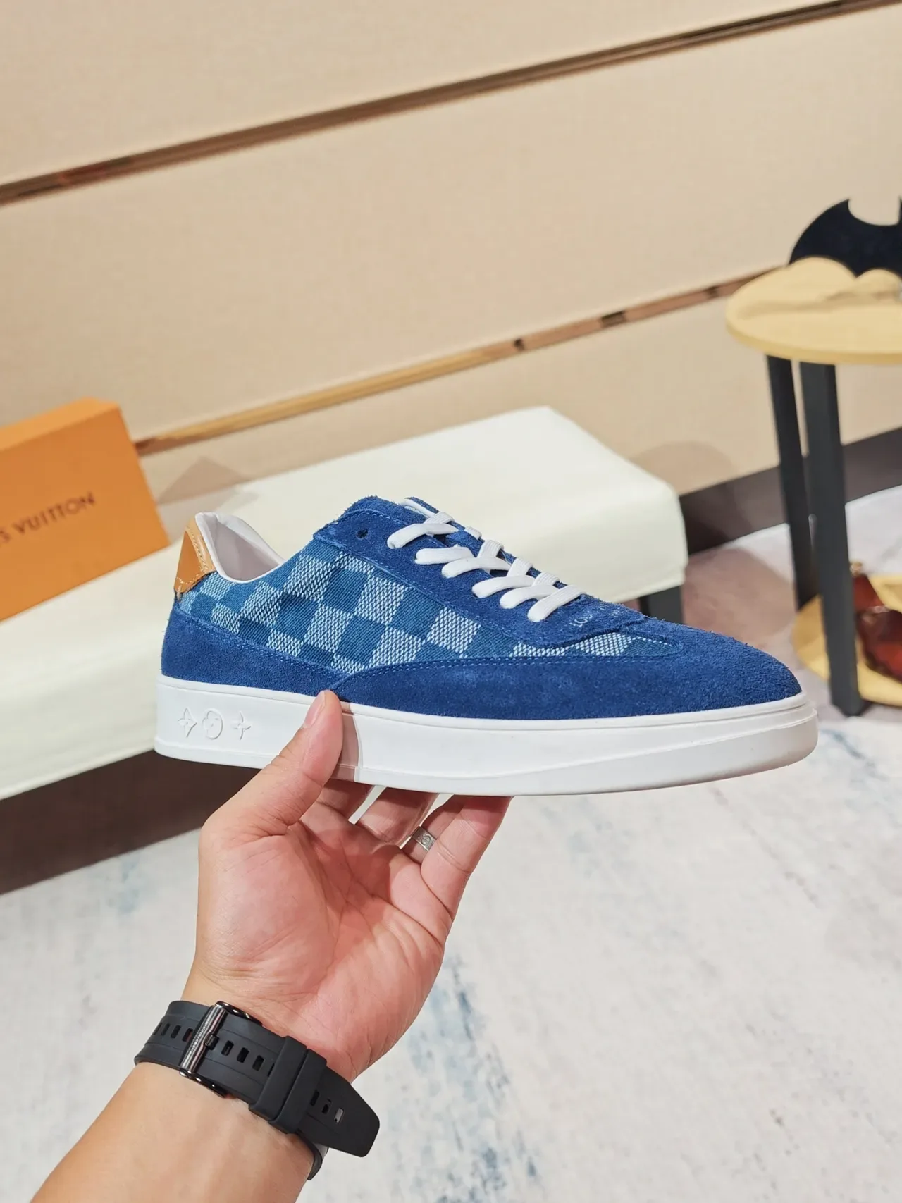 Louis Vuitton LV Trainer Tênis Lifestyle Azul Bege Camurça e Painel Damier Check com Painel Embossado Monogram Midsole 4