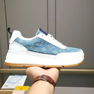 লুইস ভিটন LV Trainer নীল সাদা মনোগ্রাম ক্যানভাস উপরের চামড়ার ওভারলে লাইফস্টাইল স্নিকার