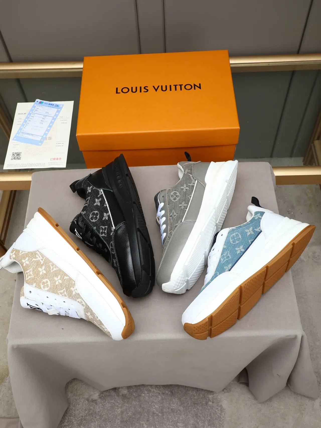 লুইস ভিটন LV Trainer নীল সাদা মনোগ্রাম ক্যানভাস উপরের চামড়ার ওভারলে লাইফস্টাইল স্নিকার 2