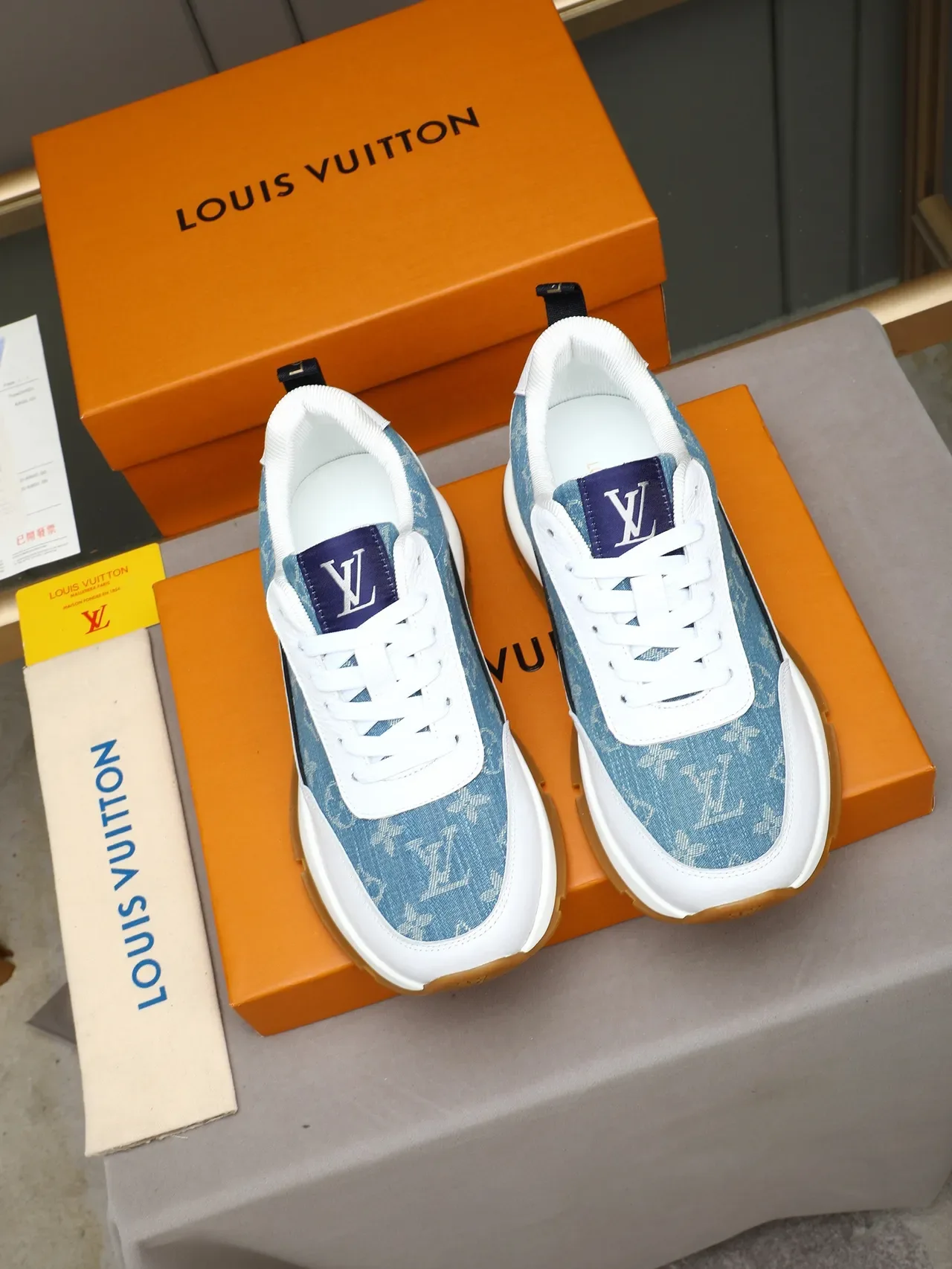 লুইস ভিটন LV Trainer নীল সাদা মনোগ্রাম ক্যানভাস উপরের চামড়ার ওভারলে লাইফস্টাইল স্নিকার 3