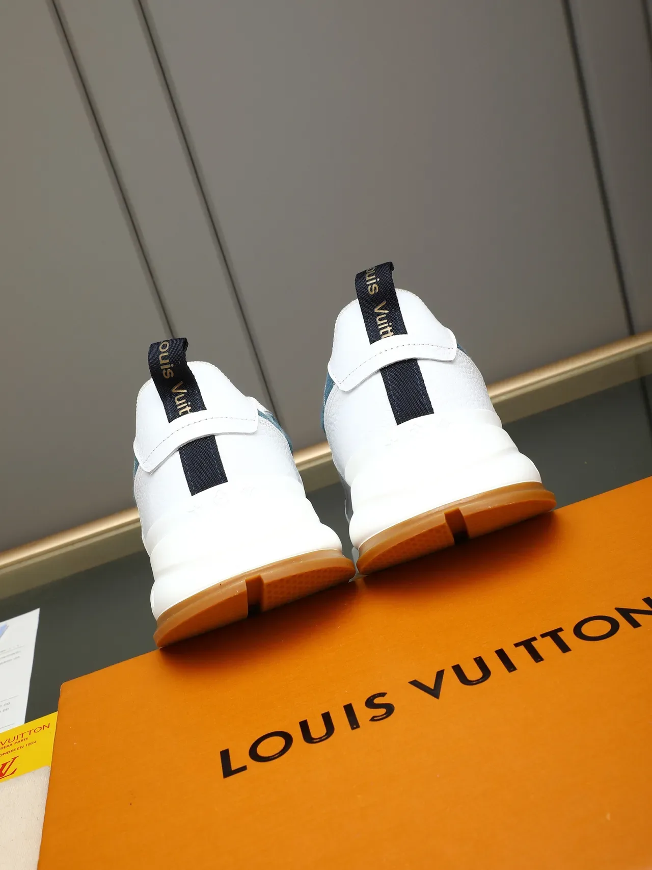লুইস ভিটন LV Trainer নীল সাদা মনোগ্রাম ক্যানভাস উপরের চামড়ার ওভারলে লাইফস্টাইল স্নিকার 4