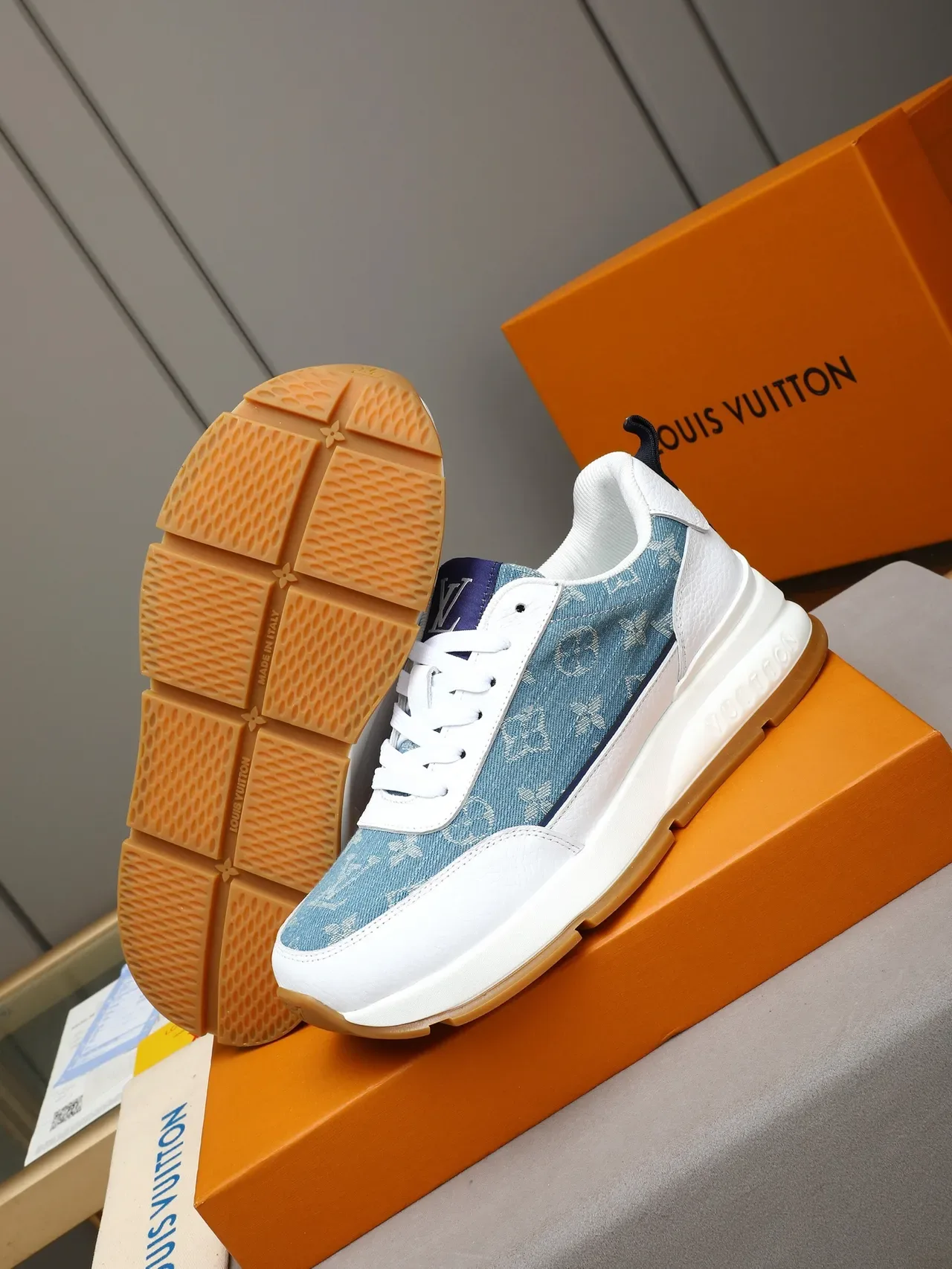 লুইস ভিটন LV Trainer নীল সাদা মনোগ্রাম ক্যানভাস উপরের চামড়ার ওভারলে লাইফস্টাইল স্নিকার 5