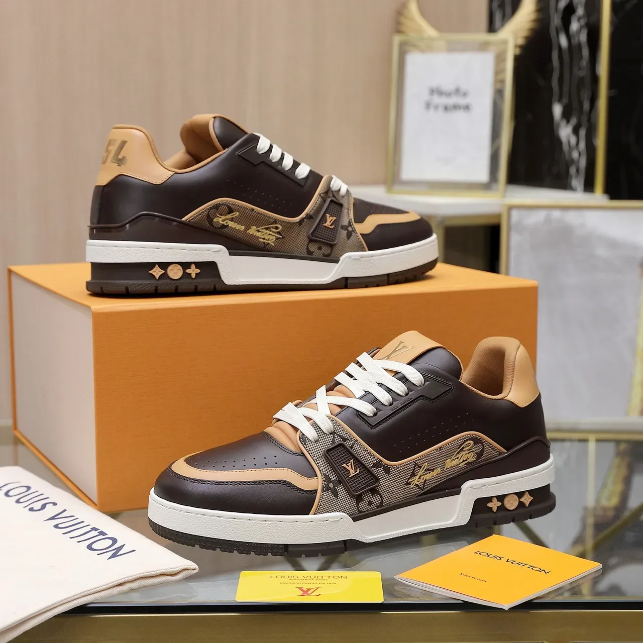 লুইস ভিটন LV Trainer ব্রাউন বিজ মোনোগ্রাম ক্যানভাস প্যানেল পারফোরেটেড লেদার ওভারলে লাইফস্টাইল স্নিকার্স 3