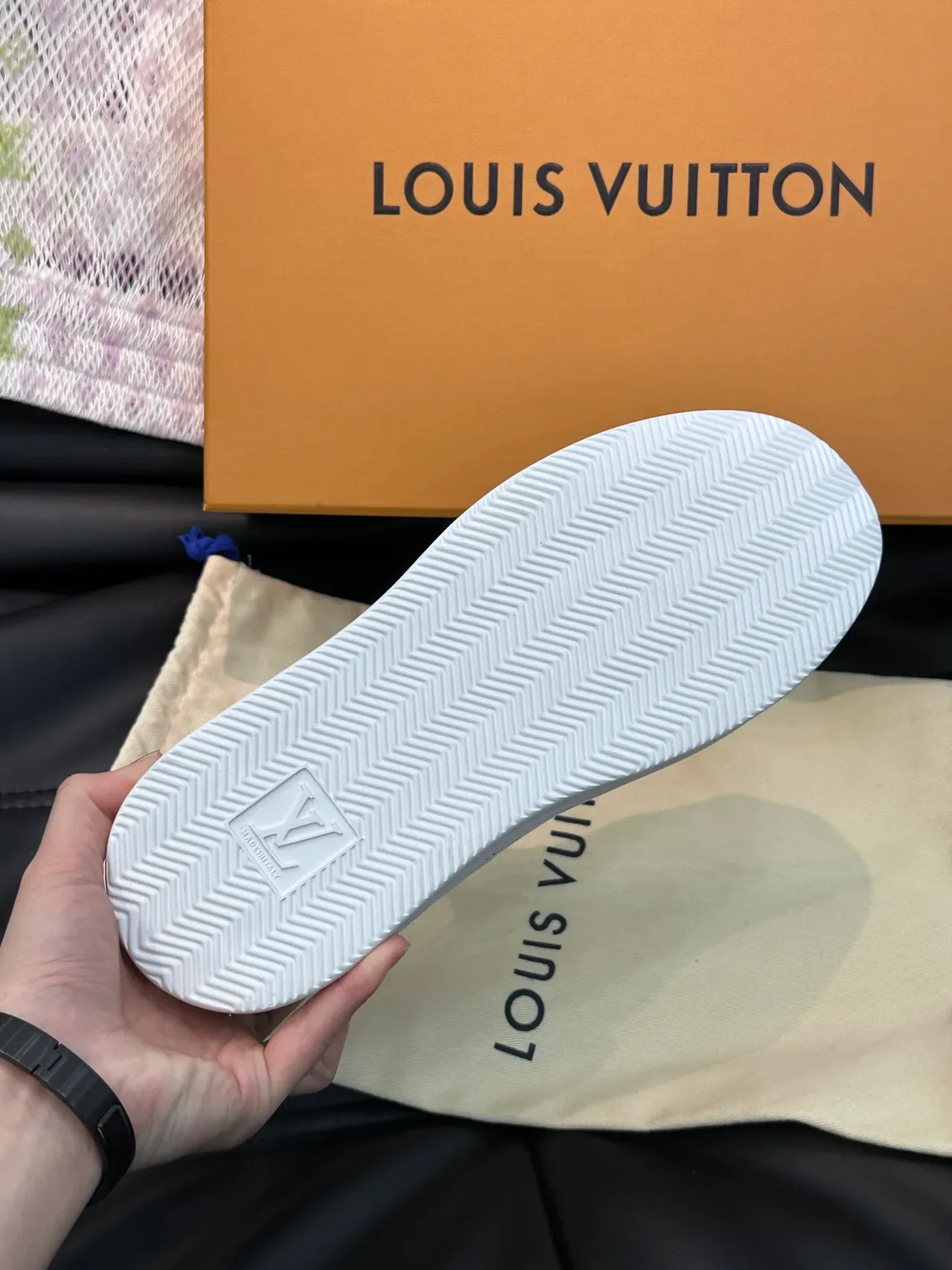 লুইস ভিটন LV Trainer গ্রে হোয়াইট লো-টপ মেশ এবং লেদার প্যানেল্ড লাইফস্টাইল স্নিকার 2