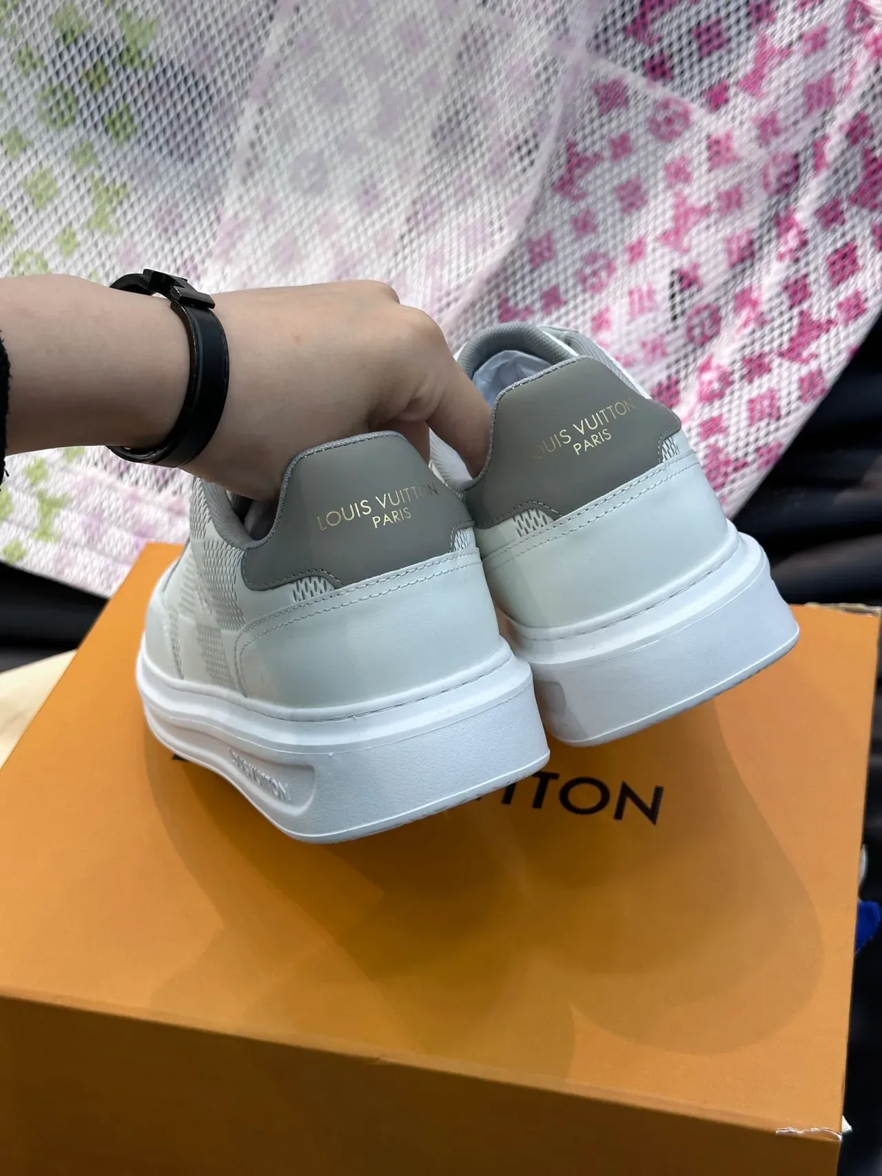 লুইস ভিটন LV Trainer গ্রে হোয়াইট লো-টপ মেশ এবং লেদার প্যানেল্ড লাইফস্টাইল স্নিকার 3