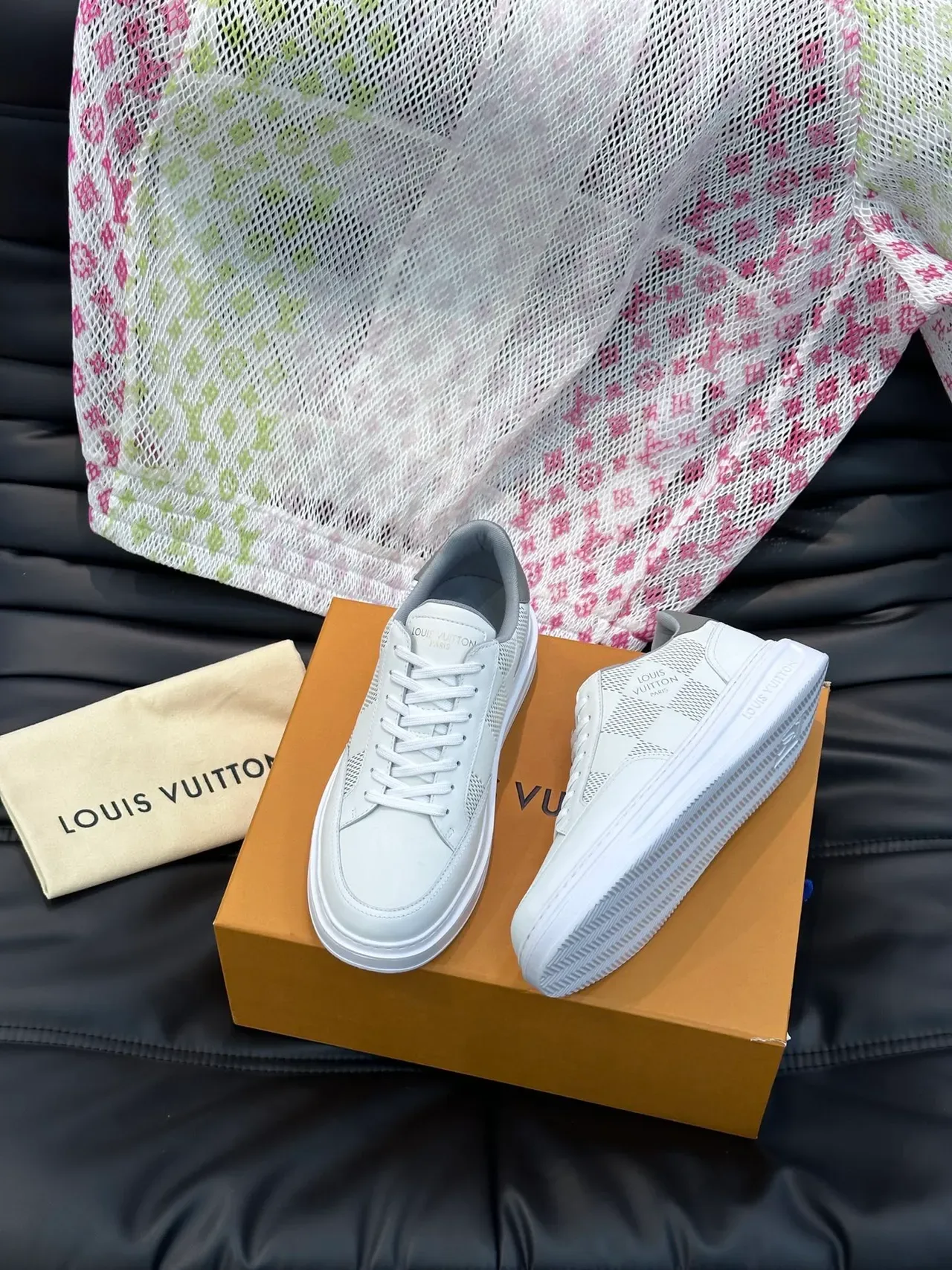 লুইস ভিটন LV Trainer গ্রে হোয়াইট লো-টপ মেশ এবং লেদার প্যানেল্ড লাইফস্টাইল স্নিকার 4
