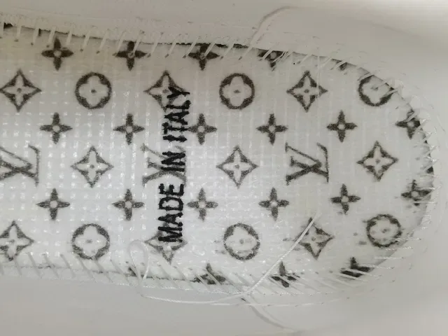 Louis Vuitton LV Trainer Verde Branco Camada Superior Detalhes de Monograma Embossado Tênis Lifestyle 3