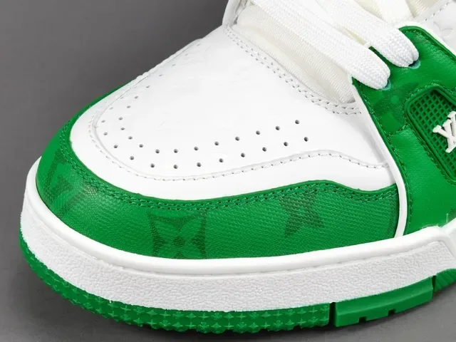 Louis Vuitton LV Trainer Verde Branco Camada Superior Detalhes de Monograma Embossado Tênis Lifestyle 4