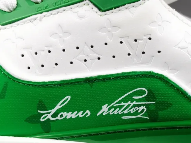 Louis Vuitton LV Trainer Verde Branco Camada Superior Detalhes de Monograma Embossado Tênis Lifestyle 5