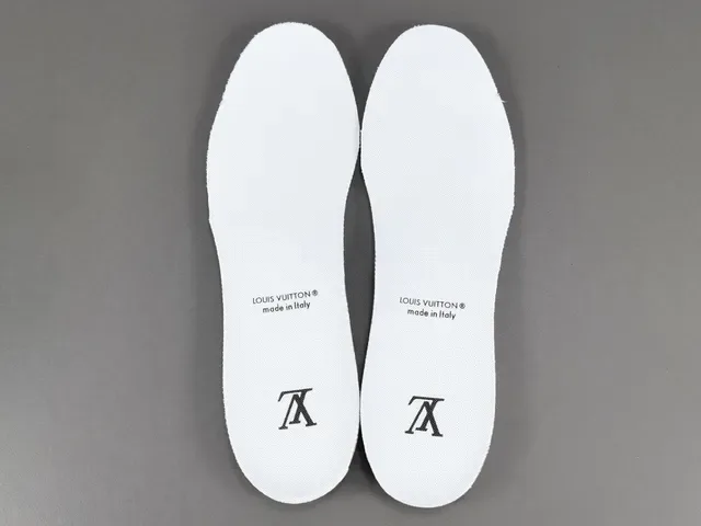Louis Vuitton LV Trainer Verde Branco Camada Superior Detalhes de Monograma Embossado Tênis Lifestyle 6