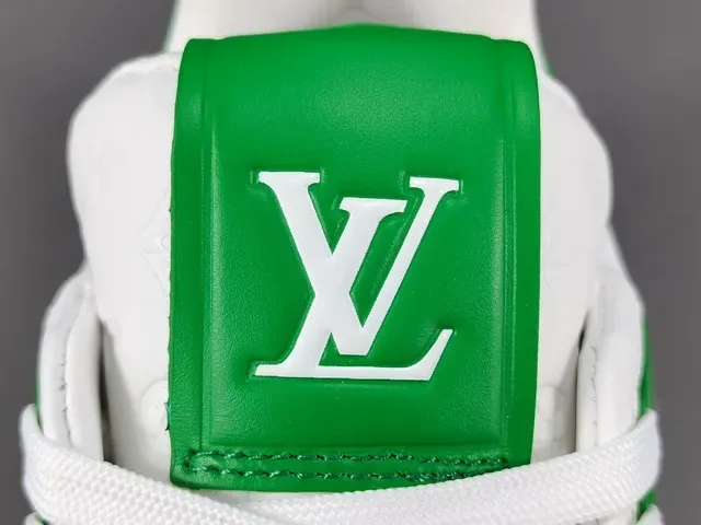 Louis Vuitton LV Trainer Verde Branco Camada Superior Detalhes de Monograma Embossado Tênis Lifestyle 7