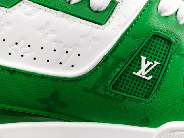 Louis Vuitton LV Trainer Verde Branco Camada Superior Detalhes de Monograma Embossado Tênis Lifestyle 8