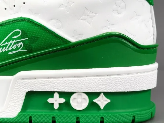 Louis Vuitton LV Trainer Verde Branco Camada Superior Detalhes de Monograma Embossado Tênis Lifestyle 9