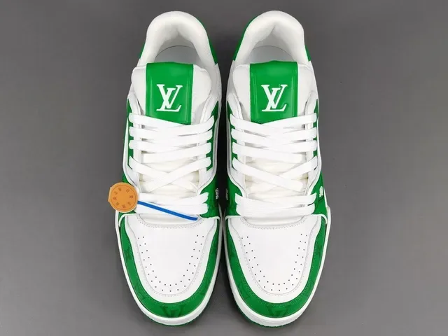 Louis Vuitton LV Trainer Verde Branco Camada Superior Detalhes de Monograma Embossado Tênis Lifestyle 16