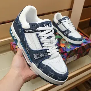 Louis Vuitton LV Trainer Zapatillas Lifestyle Color Navy White Paneles Texturizados en Denim Paneles de Monograma Recubrimientos de Cuero