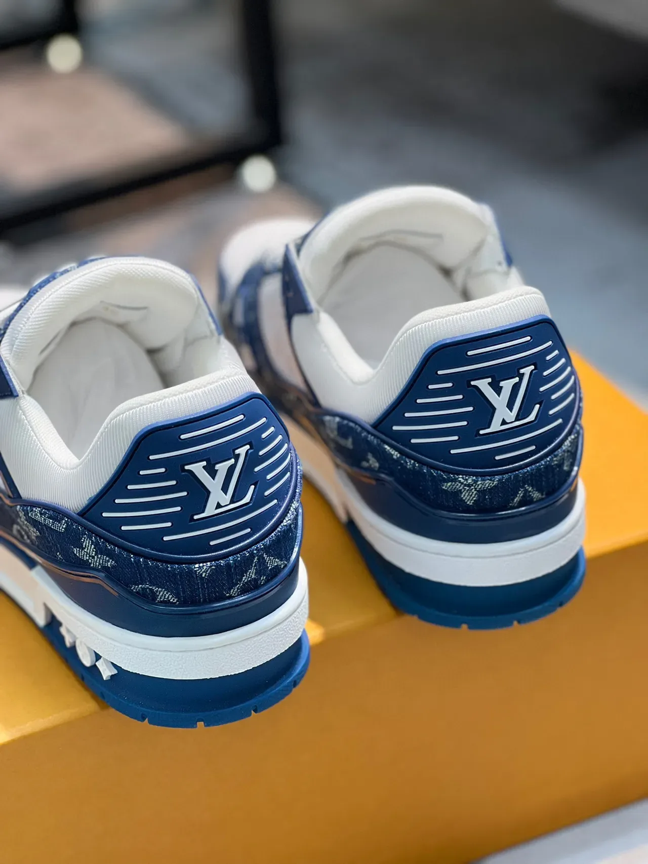 Louis Vuitton LV Trainer Navy White Monogram Jacquard Design de Sangle en Couches Lifestyle Sneakers 2